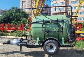 Агрегат для посадки виноградных саженцев с емкостью 3000 л и 4 гидробурами 